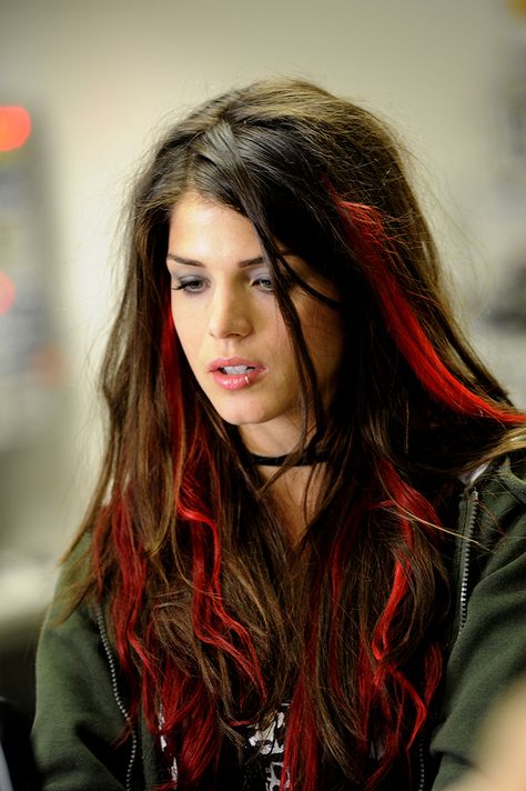 Marie Avgeropoulos Red Hair Streaks, Red Streaks, Marie Avgeropoulos, Hair Color Streaks, Dark Red Hair, Hair Streaks, Penteado Cabelo Curto, Dye My Hair, Collage Wall