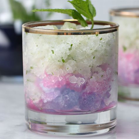 Color-changing Mojito Recipe by Tasty Frozen Mojito, Pool Drinks, Coctails Recipes, Colorful Drinks, Summer Drink Recipes, Mojito Recipe, White Rum, Colour Changing, Cocktail Making