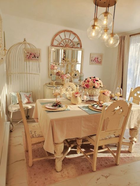 Pink And Grey Dining Room, Pink Dinner, Grandma Chic, Pretty Houses, Chic Dining Room, Dinner Room, Pallet Decor, Pretty House, Country Chic