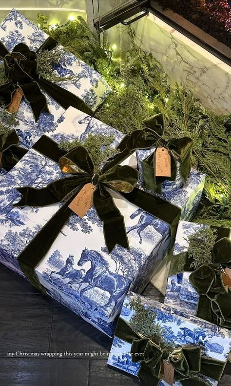 Kendall Jenner shows off over-the-top Christmas present wrapping paper and bow as fans slam family for ‘being wasteful' | The US Sun Toile Christmas, Christmas Present Wrap, Gift Wrapping Inspiration, Christmas Gift Wrap, Gift Wrap Paper, Christmas Inspo, Holiday Gift Wrap, Elegant Christmas, Christmas Wrapping Paper