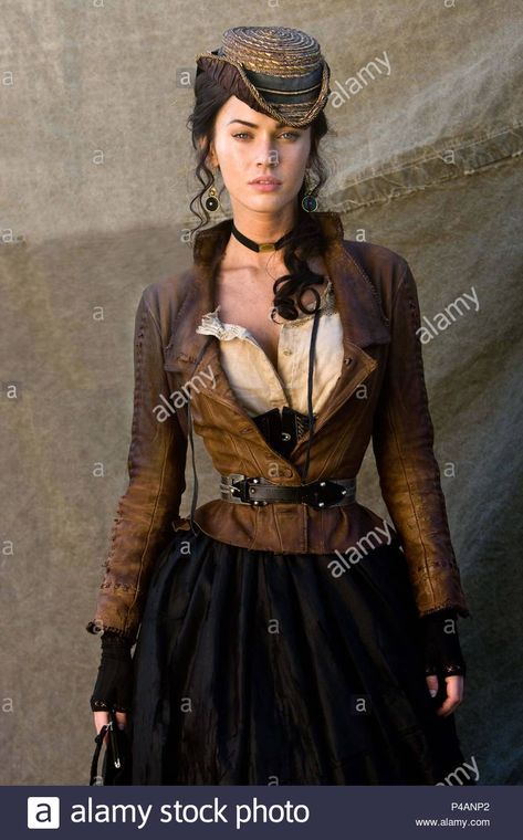 Megan Fox Costume, Westworld Costume, Camilla Morrone, Fox Halloween, Jonah Hex, Addams Family Costumes, Fox Costume, Dapper Outfit, Lily Potter