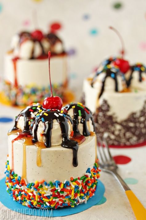 Mini Banana Split Cakes | SugarHero.com Torte Creative, Banana Split Cake, Dessert Mini, Sprinkles Recipe, Mini Bananas, Torte Cupcake, Think Food, Banana Split, Ice Cream Cake