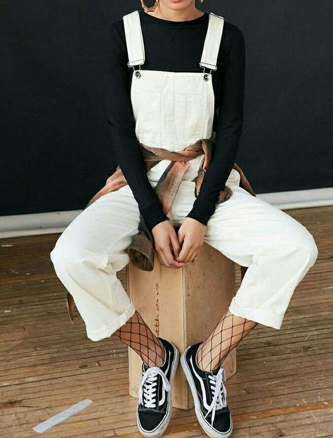 White Dungarees Outfits, White Overalls Outfit, White Dungarees, Dungarees Outfits, Overalls Winter, Sneaker Vans, White Overalls, Vans Outfit, Sneaker Design