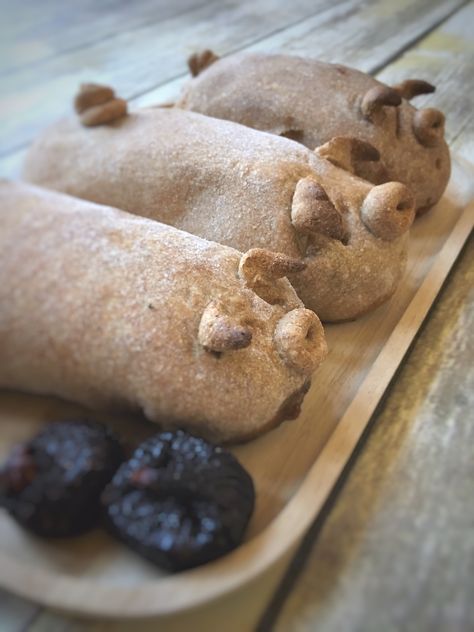 Tavola Mediterranea | Vatia's Fig-Stuffed Pastry Piglets Cute Bread Ideas, Medieval Recipes Middle Ages, Fantasy Pastries, Medieval Snacks, Stuffed Pastry, Stuffed Food, Medieval Food, Medieval Recipes, Roasted Figs