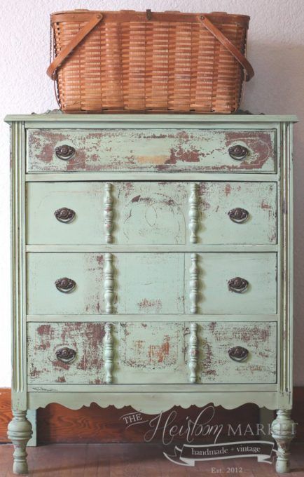 Think Green | 25 Beautiful Furniture Makeovers Chippy Painted Furniture, Dresser Painted, Green Dresser, Decoration Shabby, Shabby Chic Dresser, Annie Sloan Paints, Green Furniture, Distressed Furniture, Furniture Makeovers