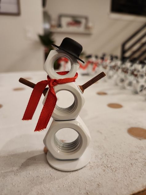 Nut Bolt Art, Homemade Metal Gifts, Metal Washer Crafts, Diy Nuts And Bolts Crafts, Nut Snowman, Christmas Ornaments Homemade Kids, Washer Crafts, Snowman Crafts Diy, Christmas Gift Tags Handmade