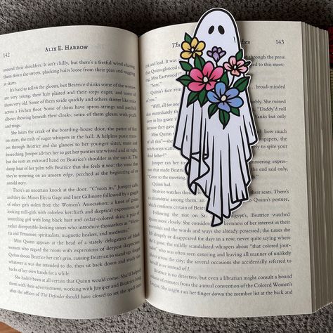 This Ghostie Bookmark is perfect for the reader with a spooky but cute vibe. Also great as a gift for the book lover in your life! Size: approximately 2.5" x 6" A handmade bookmark designed by me, printed on heavy cardstock, and die cut to create a seamless look. This bookmark is single sided; the back side of the bookmark will be white. Boho Bookmarks, Spooky But Cute, Spooky Bookmarks, Cute Vibe, Handmade Bookmarks Diy, Personalised Gifts Diy, Creative Bookmarks, Bookmark Craft, Cute Bookmarks