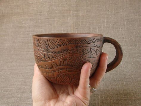 Tea-cup, made of red clay, decorated with hand-carved ornaments, and then fired in milk. Hand Built Clay, Zimmer Diy, Micro Organisms, Sculptures Céramiques, Cerámica Ideas, Tanah Liat, Black Glaze, By Regina, Ceramic Techniques