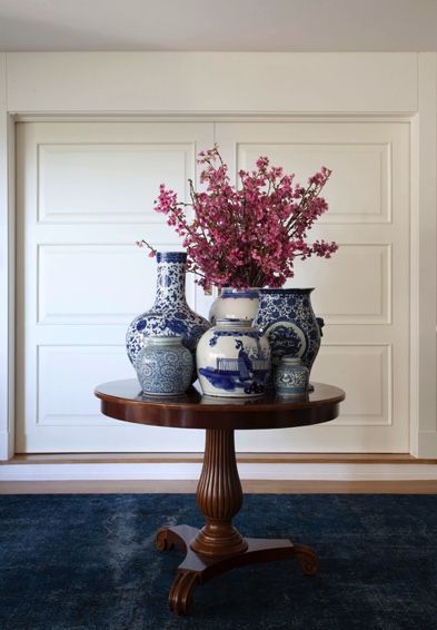 Chinese Vase Decor Living Rooms, Vases Decor Living Room, Chinese Vase Decor, Chinese Vases, Blue And White Vase, Chinese Blue, Chinese Vase, White Vase, House Designs