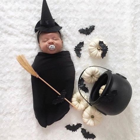 Newborn Photo Shoot Ideas, Halloween Baby Pictures, Halloween Baby Photos, Vom Avea Un Copil, Baby Holiday Photos, Fall Baby Pictures, Newborn Costume, Newborn Halloween Costumes, Photo Halloween