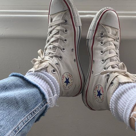 Dirty White Converse, Mens Converse Outfit, Knee High Converse, White Chucks, Dirty White, Girls Converse, Shoe Wishlist, Cute Sneakers, Outfits With Converse