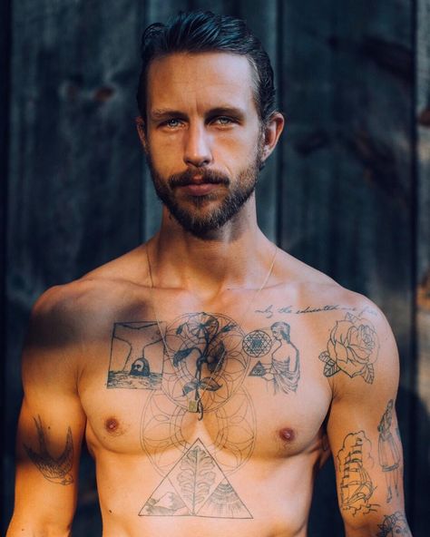 Dennis Klaffert Tattoo, Dennis Klaffert, Hipster Tattoos, Men Shoulder Tattoo, Tattoo Guys, Mens Body Tattoos, Men's Tattoos, Hipster Tattoo, Torso Tattoos