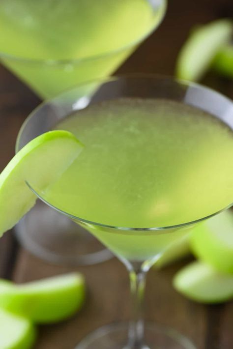 Made with vodka, sour apple schnapps, apple juice, and zesty lemon juice, this sour apple martini delivers a perfect balance of sweetness and sourness. #sourapplemartini #applemartini #appletini | chiselandfork.com Sour Apple Martini, Apple Cider Moscow Mule, Bunco Food, Vodka Sour, Apple Schnapps, Apple Vodka, Apple Cider Cocktail, Apple Martini, Cider Cocktails