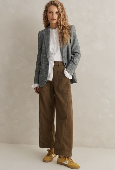 Online Not Shopping for Spring - High Heels in the Wilderness Brown Trousers Outfit, Brown Pants Outfit, Off Duty Outfits, Trouser Outfit, Casual Pant, Brown Pants, Casual Trousers, Crop Shirt, Pants Outfit