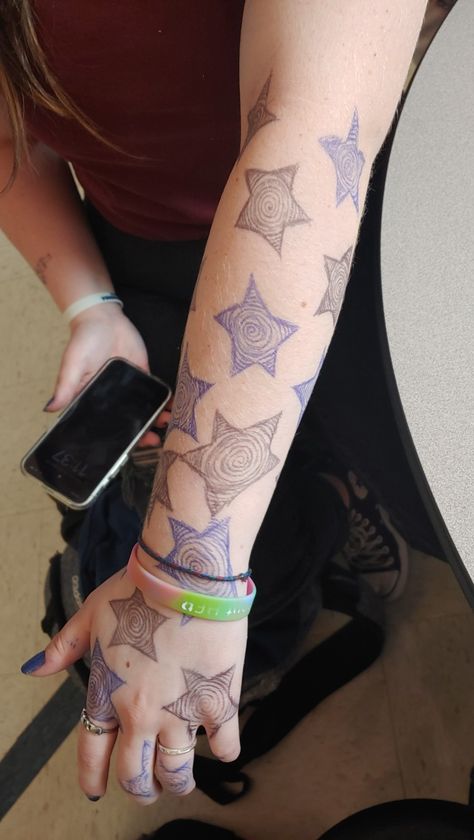 Stars arm doodle Things To Doodle On Your Arm, Arm Drawings On Skin, Star Drawing On Hand, Drawing On Arm Ideas Easy, Body Art With Pen Tattoo Ideas, Doodles To Draw On Your Arm, What To Draw On Your Arm, Pen Tattoo Ideas Doodles On Arm, Drawing Ideas On Arm