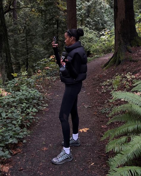 Outfits For Hiking Winter, Hiking Outfit Raining, Hiking Outfit Boots, Hiking Fits Summer Aesthetic, Outdoor Walk Outfit, Lake Tahoe Hiking Outfit, Outdoor Walking Outfit, Outfit For Walking In The Forest, Hike Outfit Spring