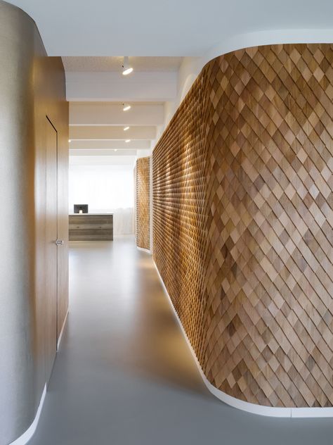 It is all about the details | Wood Paneling by Bruce B./Emmy B. Design Agency Offices Timber Feature Wall, Curved Walls, Wood Panels, Design Del Prodotto, Wall Cladding, Wall Treatments, Commercial Design, Commercial Interiors, Interior Walls