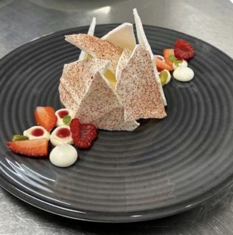 Desert Plating, Plating Dessert, Avant Guard, Plated Dessert, Desserts Ideas, Pastry School, Dessert Presentation, Pizza Bar, Meringue Pie