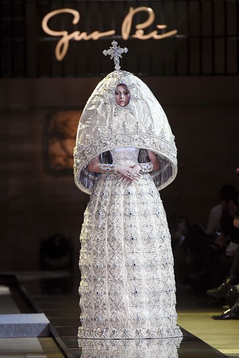 Guo Pei Gui Pei, Guo Pei, Sculptural Fashion, Beautiful Wedding Gowns, Spring Couture, Weird Fashion, Wedding Dress Shoes, Beautiful Dark Art, Couture Week