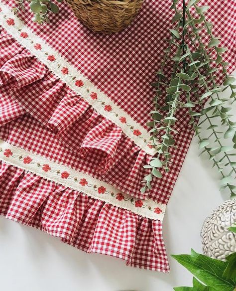 Gingham Table Cloth, Weaving Loom Diy, Fabric Placemats, Sewing Crafts Tutorials, Burlap Table Runners, Tote Bags Sewing, Kids Class, Chic Pillows, Crochet Cushions