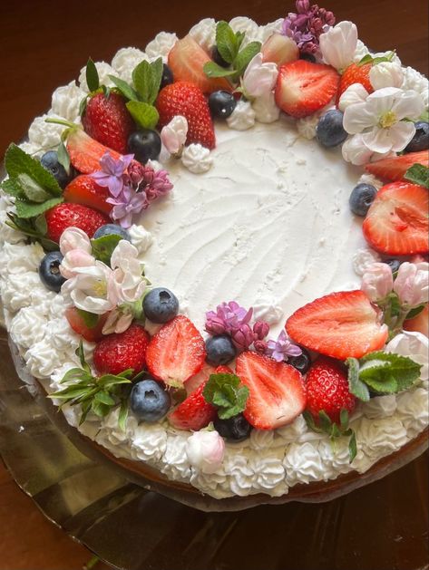 Birthday Cake With Flowers And Fruit, Berry And Flower Cake, Flower And Fruit Cake, Fruit Covered Cake, Flower Fruit Cake, Flower Cakes Aesthetic, Summer Cake Ideas Birthday, Strawberry Flower Cake, Cake With Fruit Decoration