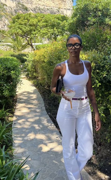 White Tank Top Outfit Black Women, Effortlessly Chic Outfits Summer, New York City Summer Outfits, Stylish Everyday Outfits, Instagram Mood Board, White Summer Outfits, Modest Casual Outfits, Mode Shoes, Mode Zara