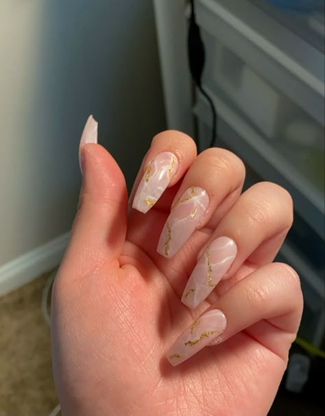 Coffin Shape Nails Marble, Pearl Nails With Gold Flakes, Gold Flake Marble Nails, Gold Nails Ideas Coffin, Champagne Marble Nails, Nail Inspo Gold Flakes, Marble With Gold Nails, Coffin Gold Nails, Marble Nails Gold Flakes