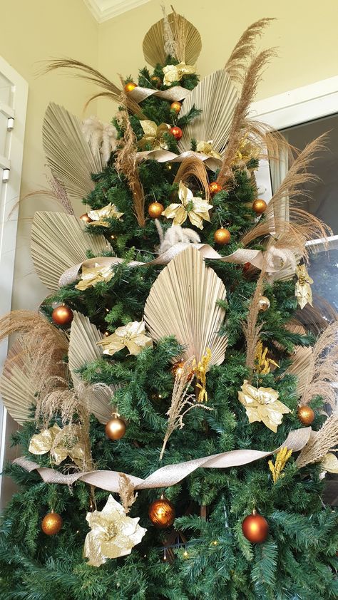 Christmas tree decor with dried palm leaves, pampas, wheat grass. Palm Leaf Christmas Tree, Filipino Christmas Tree, Filipino Christmas Decorations, Bohemian Christmas Tree, Townhouse Decor, Filipino Christmas, Palm Leaf Decor, Dried Palm Leaves, Bahay Kubo