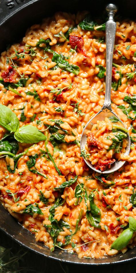 Sun-Dried Tomato and Spinach Risotto in a cast iron pan. Tomato Risotto Vegan, Tomato Rissoto Recipes, Veggie Risotto Healthy, Rice Dinners Vegetarian, Tomato Feta Risotto, Sundried Tomato Risotto Recipes, Risotto Sun Dried Tomato, Fancy Risotto Recipes, Tomato Risotto Recipes Easy