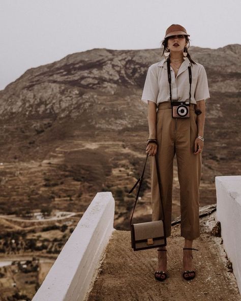 Style Inspiration Over 40, Safari Fashion, 1950s Jacket Mens, Green Prints, Understanding Women, Adventure Style, Safari Style, How To Pose, Looks Style