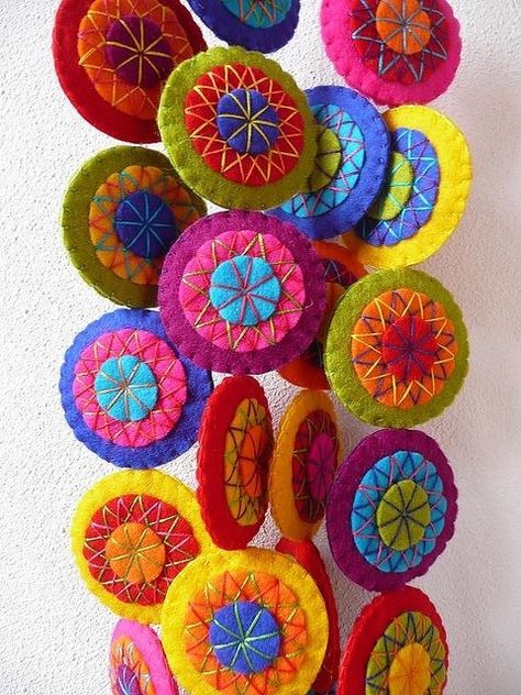 Felt circles Tovad Ull, Penny Rug, Felt Embroidery, Felt Garland, Penny Rugs, Felt Decorations, Felt Christmas Ornaments, Wool Crafts, Felt Applique