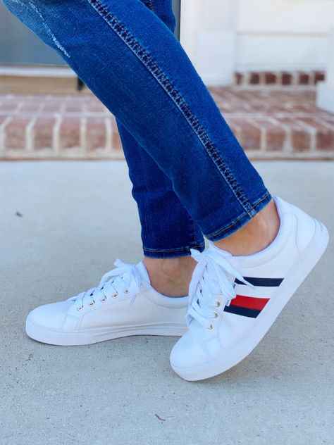 White Tennis Shoes Outfit, Tennis Shoes Outfit Work, Kids Tennis Shoes, Nike Shoes Women Fashion, Wednesday Friends, Hi Sugarplum, Tennis Shoes Outfit, White Tennis Shoes, Jeans Outfit Casual