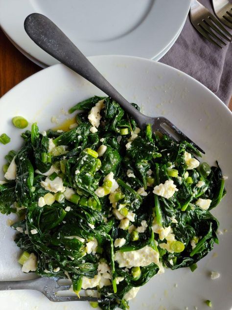 Spinach Salad With Feta, Spinach Feta Salad, Warm Spinach Salad, Simple Spinach Salad, Warm Salad Recipes, Unique Salad, Diet Dinner Recipes, Spinach Salad Recipes, Salad With Feta