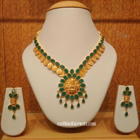 Gold Emerald Kasumalai with matching earrings. For inquiries please contact NAJ jewellery, 0861 233 1323. Diamond Wedding Jewelry, Gold Jewelry Simple Necklace, Beaded Necklace Designs, Gold Pendant Jewelry, Wedding Jewellery Collection, Gold Bride Jewelry, Gold Jewelry Simple, Gold Fashion Necklace, Gold Jewellery Design Necklaces