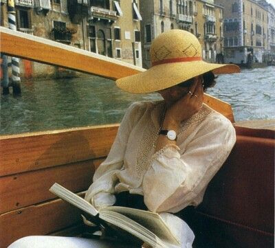 Reading a book along Venice canal. French Vogue, Queer Fashion, Woman Sitting, French Actress, Woman Reading, Reading A Book, 인물 사진, Mode Inspiration, Light Denim