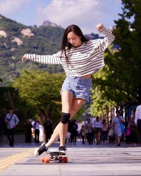 Pose Mannequin, Hyo Joo, Action Pose Reference, I Am, Anatomy Poses, Female Pose Reference, Body Reference Poses, Longboards, Human Poses Reference