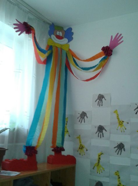 Farsangi dekoráció! Carnival Crafts, Circus Crafts, Theme Carnaval, Clown Party, Carnival Themes, Carnival Birthday, Circus Birthday, Class Decoration, Circus Theme