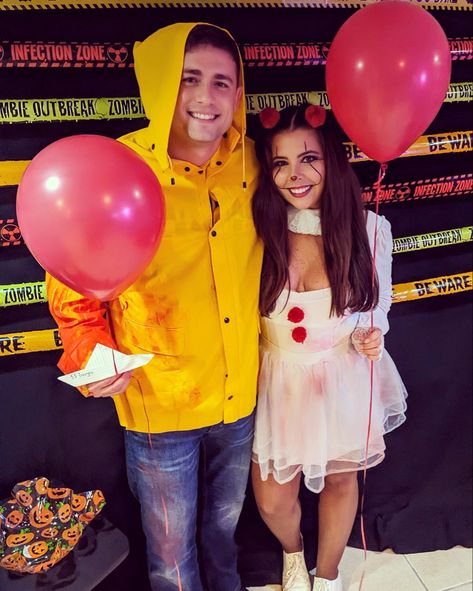 Pennywise & Georgie It And Georgie Costume Couple, Pennywise Halloween Costumes Women, Pennywise And Georgie Costume Couple, Georgie Costume, Pennywise And Georgie, Pennywise Georgie, Halloween Casal, Pennywise Halloween Costume, Pennywise Costume