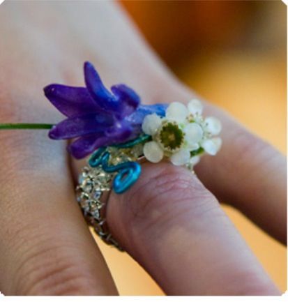 Finger Corsage, Dyi Flower, Corsage Ring, Ring Corsage, Unique Corsage, Prom Ring, Prom Rings, Corsage Ideas, Make Ring