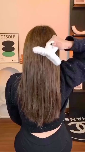 Hairstyles | makeup on Instagram: "Amazing claw clip hack 😍😍 @hairstyls_tips ❃ Follow @hairstyls_tips to get more hair style ideas and learn simple beautiful hair styles 💓 • • #hairstyleideas #videohair #braidtutorial #hairtutorialvideo #hairvideotutorial #hairstyletutorial #braidoftheday #braidsofinstagram #hairglamvideos #tutorialhairdo #hairvideoshow #naturalhairtutorial #tutorialhair #cutehairstyles #marcbeauty #tutorialvideo #braidinglife #hairofinstgram #braidinspo #hairdecoration #hair Hair Style Korea, Hairstyles For Layered Hair, Hair Tips Video, Clip Hairstyles, Hair Tutorials Easy, Front Hair Styles, Peinados Fáciles Para Cabello Corto, Hair Up Styles, Hair Ponytail Styles