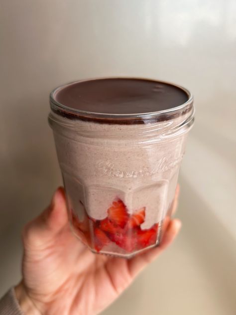 Blended Strawberry Oats (With a Chocolate Shell!) Blended Strawberry Oats With Chocolate Shell, Blended Oats Overnight, Blended Oats Recipe, Blended Overnight Oats, Strawberry Oats, Blended Oats, Breakfast Nutrition, Strawberry Overnight Oats, Dessert For Breakfast