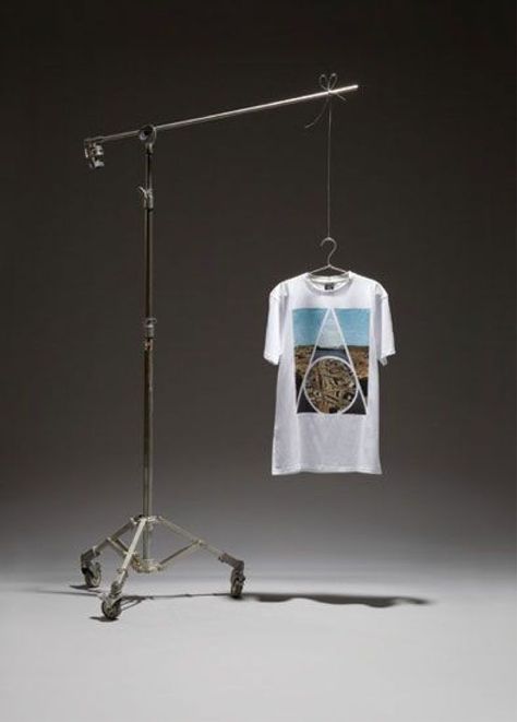 Shirt Hanging Stand, Foto Studio Ideas, Clothes Photoshoot Ideas, Hanging Shirt, Fashion Photography School, Photography Studio Setup, T-shirt Photography, Fashion Still Life, Tshirt Photography