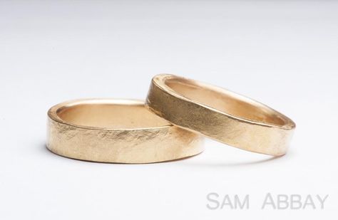 Image Hammered Wedding Rings, Wide Wedding Rings, Rustic Wedding Bands, Rustic Wedding Rings, Simple Wedding Bands, Ring Couple, Marriage Ring, Stacked Wedding Rings, Wedding Rings Round