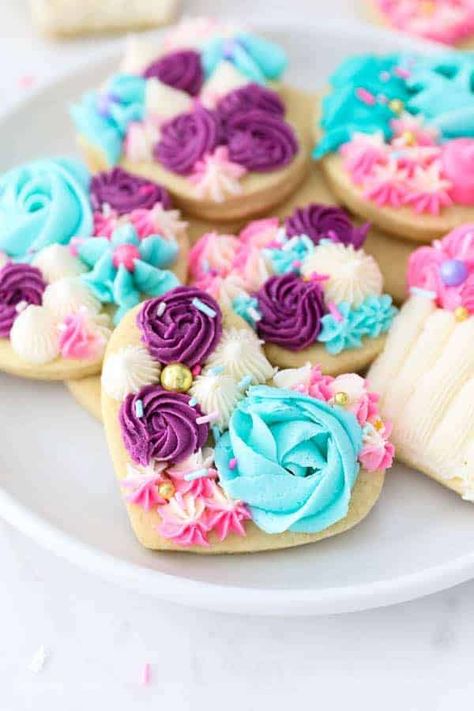 These are the best frosted sugar cookies! The soft-baked cut out sugar cookies are perfect with vanilla buttercream. Frosting Cookies, Communion Cookies, Beyond Frosting, Vanilla Frosting Recipes, Buttercream Cookies, Cut Out Sugar, Frosted Cookies, Soft Baked Cookies, Sugar Cookie Recipe Easy