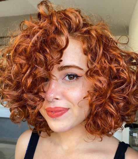 Red Neck-Length Hairstyle for Curly Hair Neck Length Hair Cuts, Bob Riccio, Neck Length Hair, Red Curly Hair, Penteado Cabelo Curto, Curly Bob Hairstyles, Curly Hair Cuts, Short Curly Hair, Ginger Hair