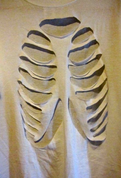 Diy Shirt With Chains, Rib Cage Back View, Skeleton Cut Out Shirt, Ribs Corset Diy, Diy Halloween T Shirt Ideas, Halloween Diy Accessories, Bleaching Ideas Clothes, Creepy Crafts Diy, How To Upcycle A T Shirt