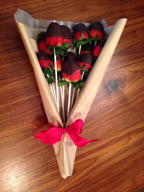 Chocolate Strawberries On A Stick, Chocolate Covered Strawberries On Stick, Starberry Covered Chocolate Ideas, Strawberry Bouquet Diy, Strawberries On A Stick, Happy Valentines Day Mom, Chocolate Strawberries Bouquet, Valentine Chocolate Covered Strawberries, Brown Wrapping Paper