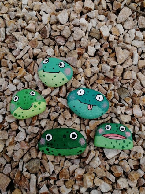 Painted Frogs On Rocks, Frog On Rock Painting, Painting Frogs On Rocks, Frog Stone Painting, Frog Rock Art, Rock Painting Frog, Frog Rock Painting Ideas, Frog Painted Rocks, 5 Speckled Frogs