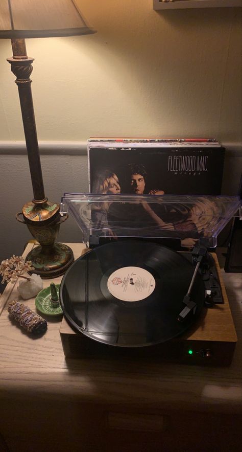 Fleetwood Mac Bedroom, Fleetwood Mac Vinyl Aesthetic, Fleetwood Mac Record, Fleetwood Mac Wallpaper, Fleetwood Mac Aesthetic, Fleetwood Mac Vinyl, Record Player Aesthetic, Vinyl Bedroom, Slow Days