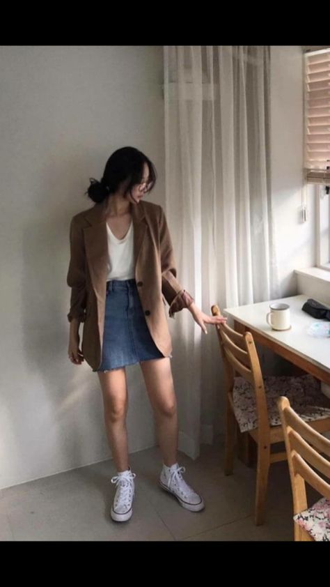 Brown blazer Gala Fashion, Korean Outfit Street Styles, Korean Fashion Outfits, Summer Trends Outfits, Look Retro, Korean Fashion Trends, Street Style Chic, 가을 패션, Fashion Korean